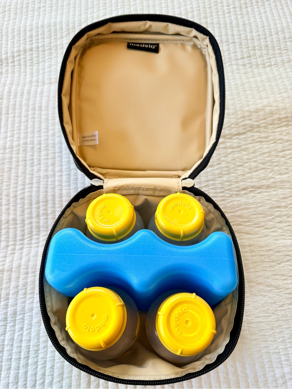 Medela Breastmilk Cooler Set Bag with 4 Bottles & Ice Pack